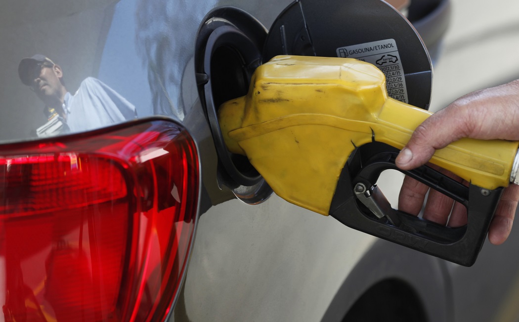 Funcionário de posto de gasolina abastece carro em São Paulo (22/08/2013)