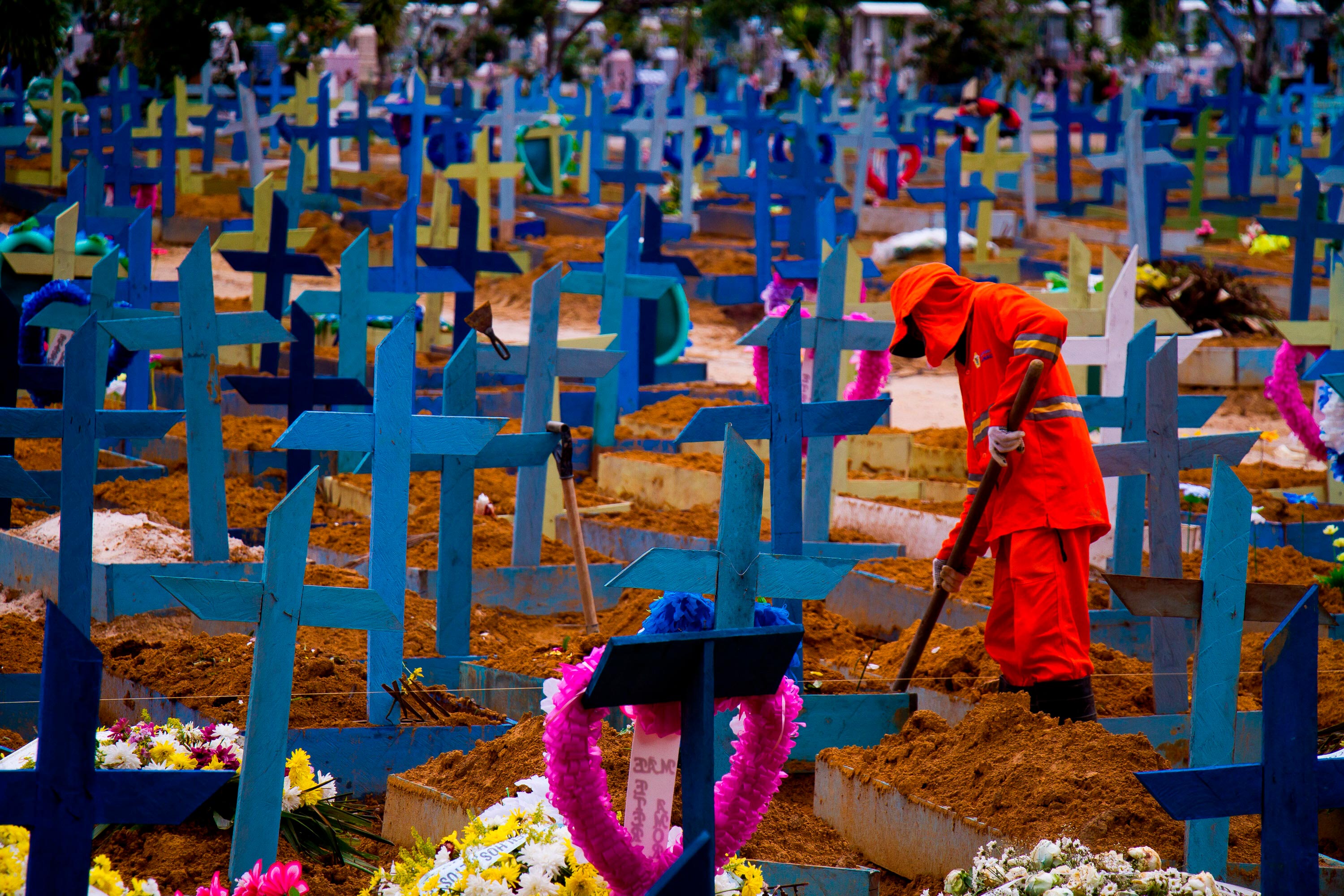 Cemitério em Manaus durante pandemia da Covid-19
