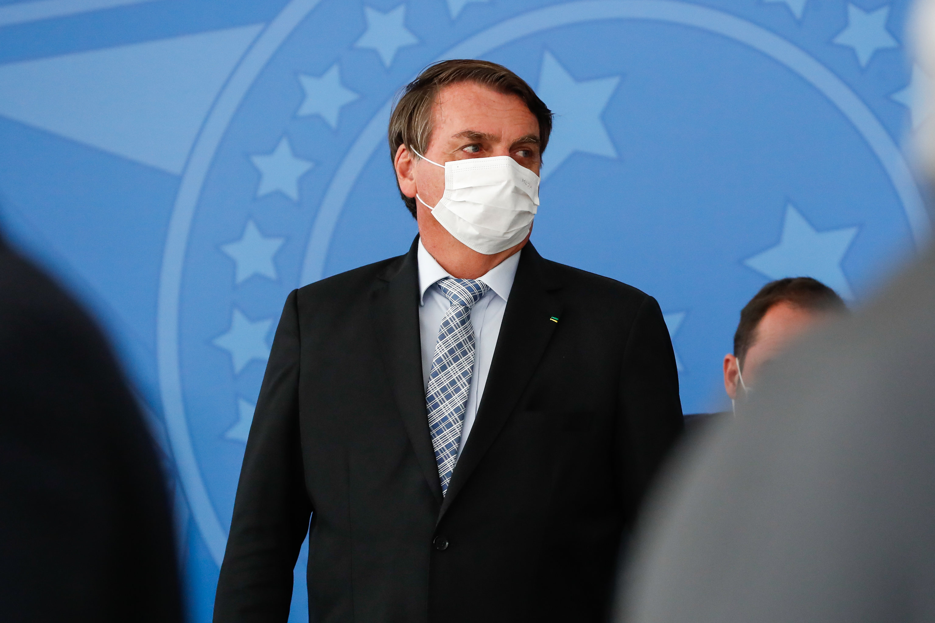 Jair Bolsonaro usa máscara durante cerimônia no Palácio do Planalto