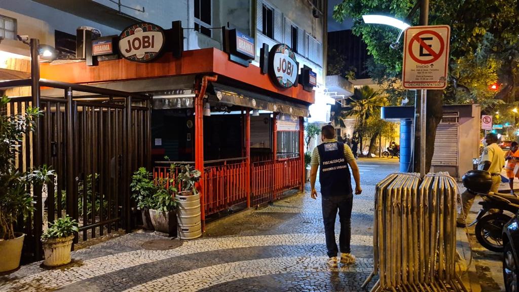 Funcionário da prefeitura do Rio de Janeiro fiscaliza estabelecimentos no Leblon