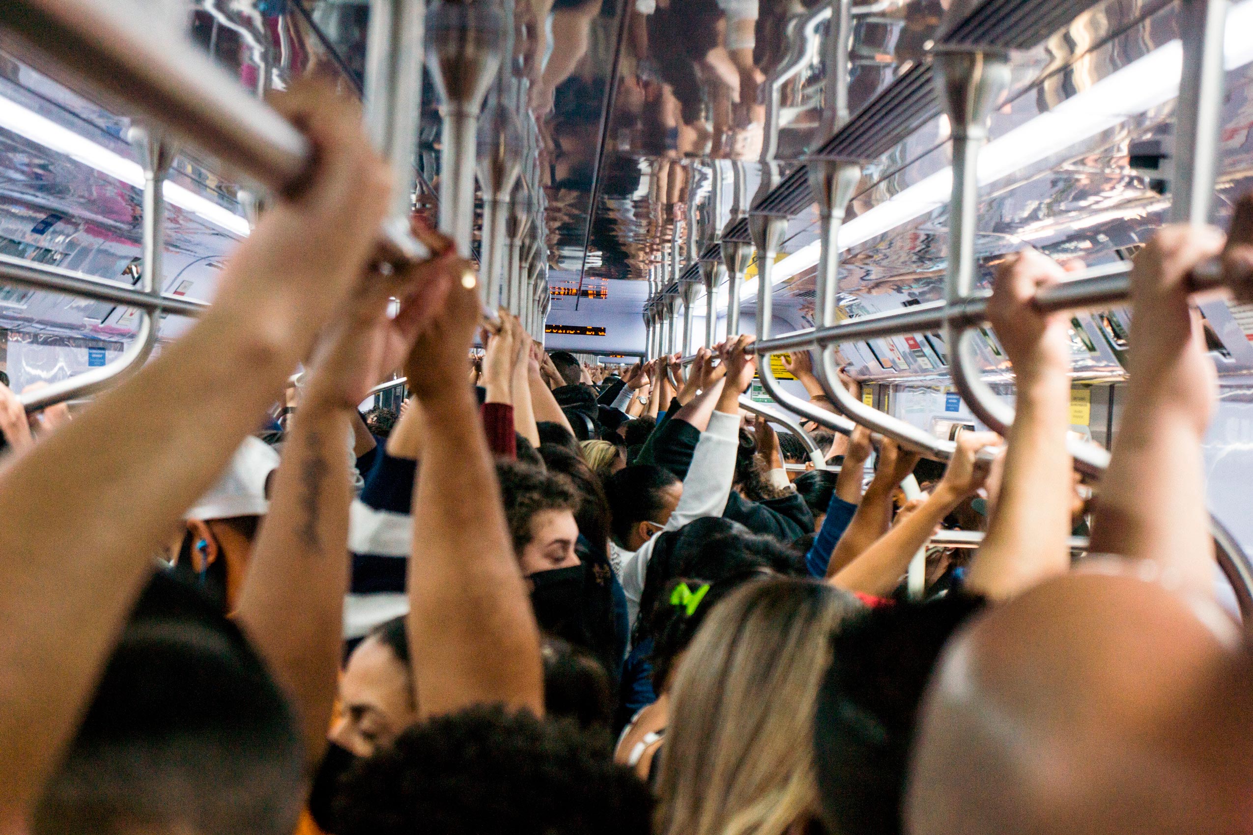 Aglomeração em trem da linha 7-Rubi da CPTM em São Paulo durante pandemia