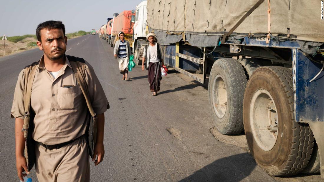 Caminhões sem combustível no Iêmen