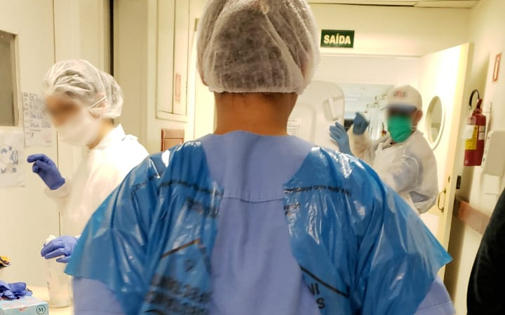 Enfermeiros em hospital da capital paulista improvisam equipamento de proteção