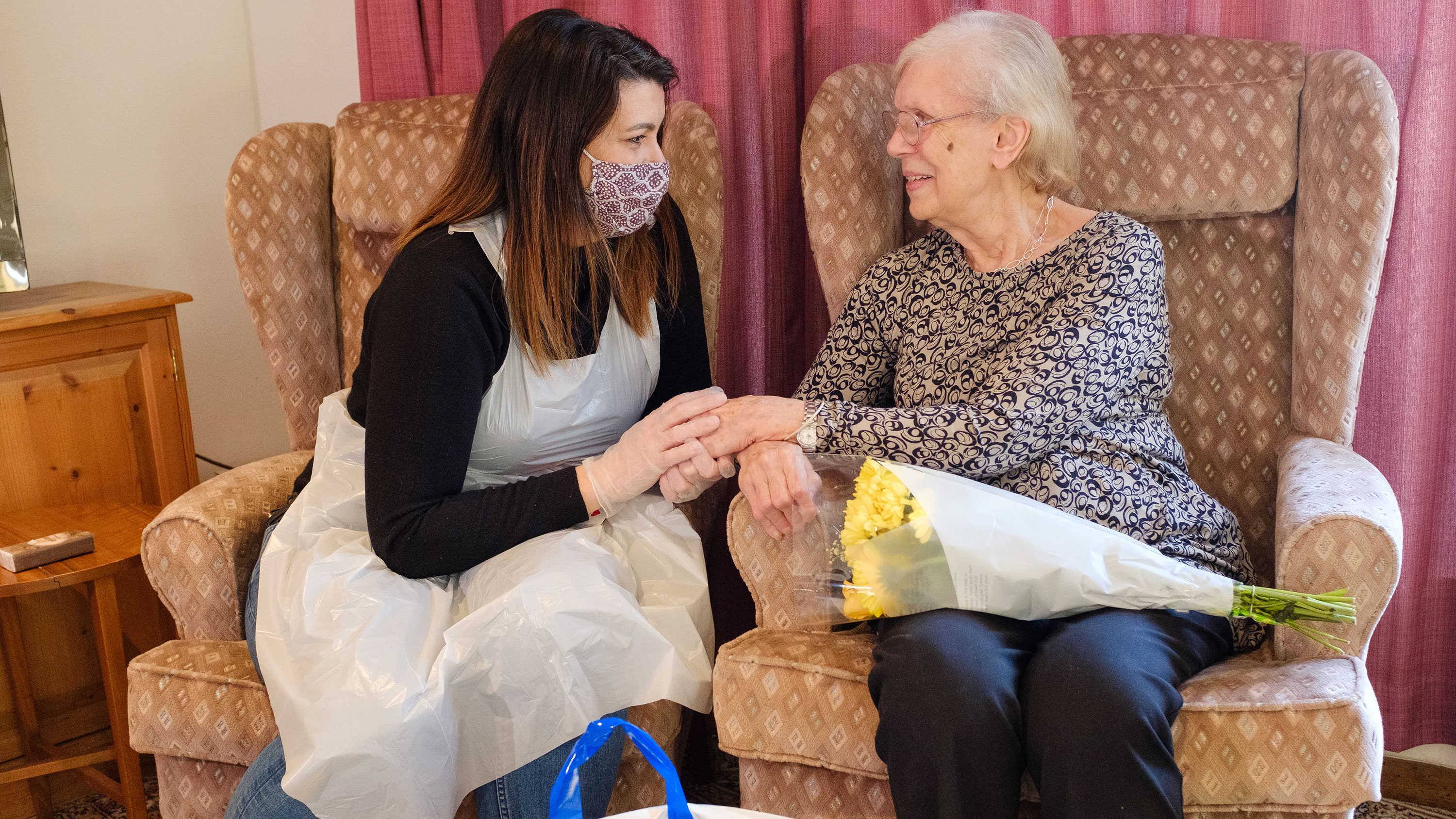 Sara Agliata visita sua avó, Renée Dolan, na casa de cuidados em Bexhill