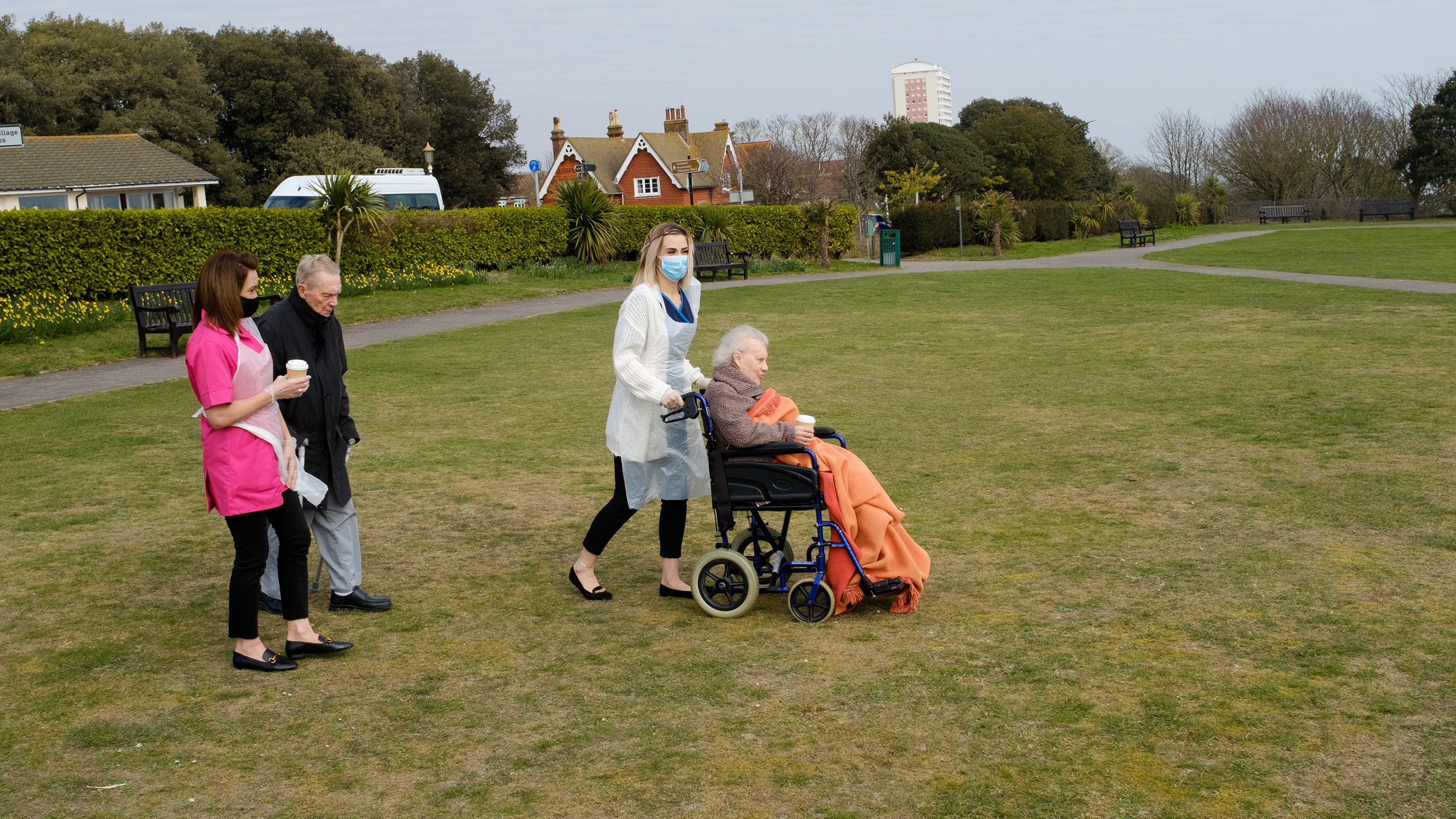 Janet e George Hayes em um parque em Eastbourne, na Inglaterra
