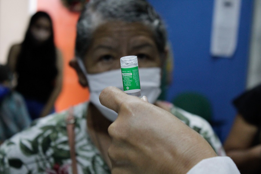 Enfermeira prepara dose da vacina de Oxford/AstraZeneca em Manaus