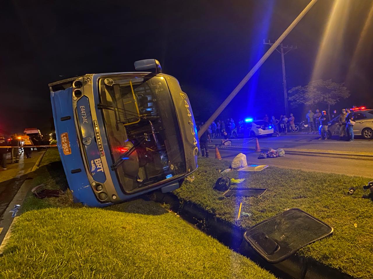 Ônibus BRT caído após acidente