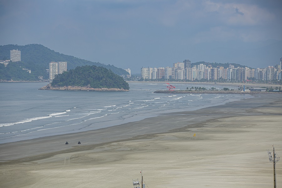 Com bloqueio ao acesso às praias de Santos, a faixa de areia ficou vazia na manh