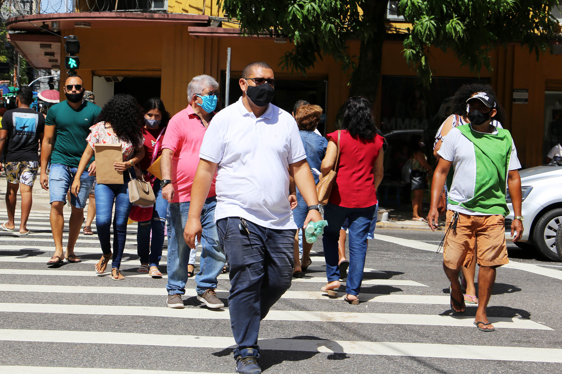 Pessoas caminham de máscara em Belém (PA) 09/09/2020