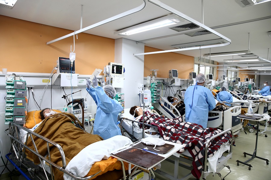 Equipe médica cuida de pacientes em área de emergência de hospital