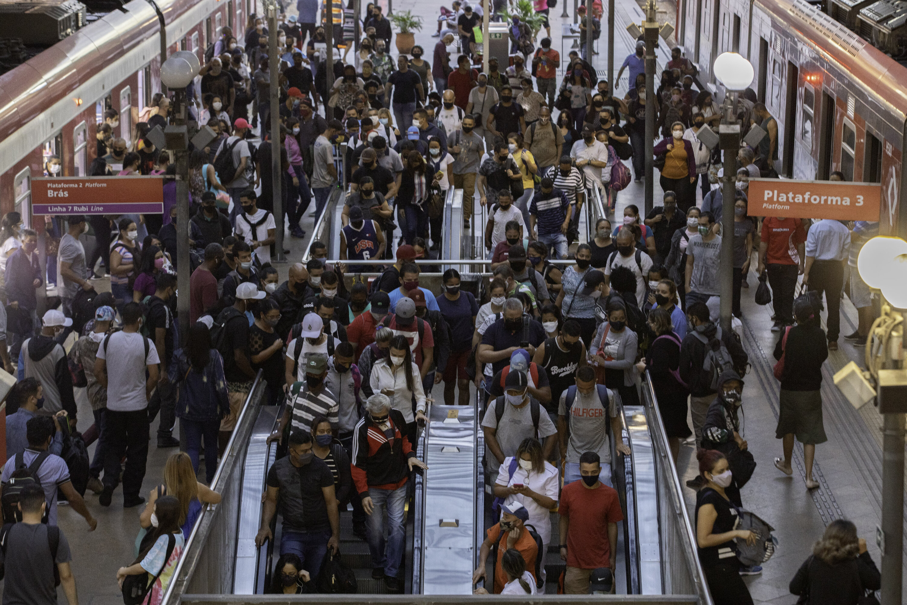 Movimento intenso de passageiros na plataforma da Estação da Luz, em SP