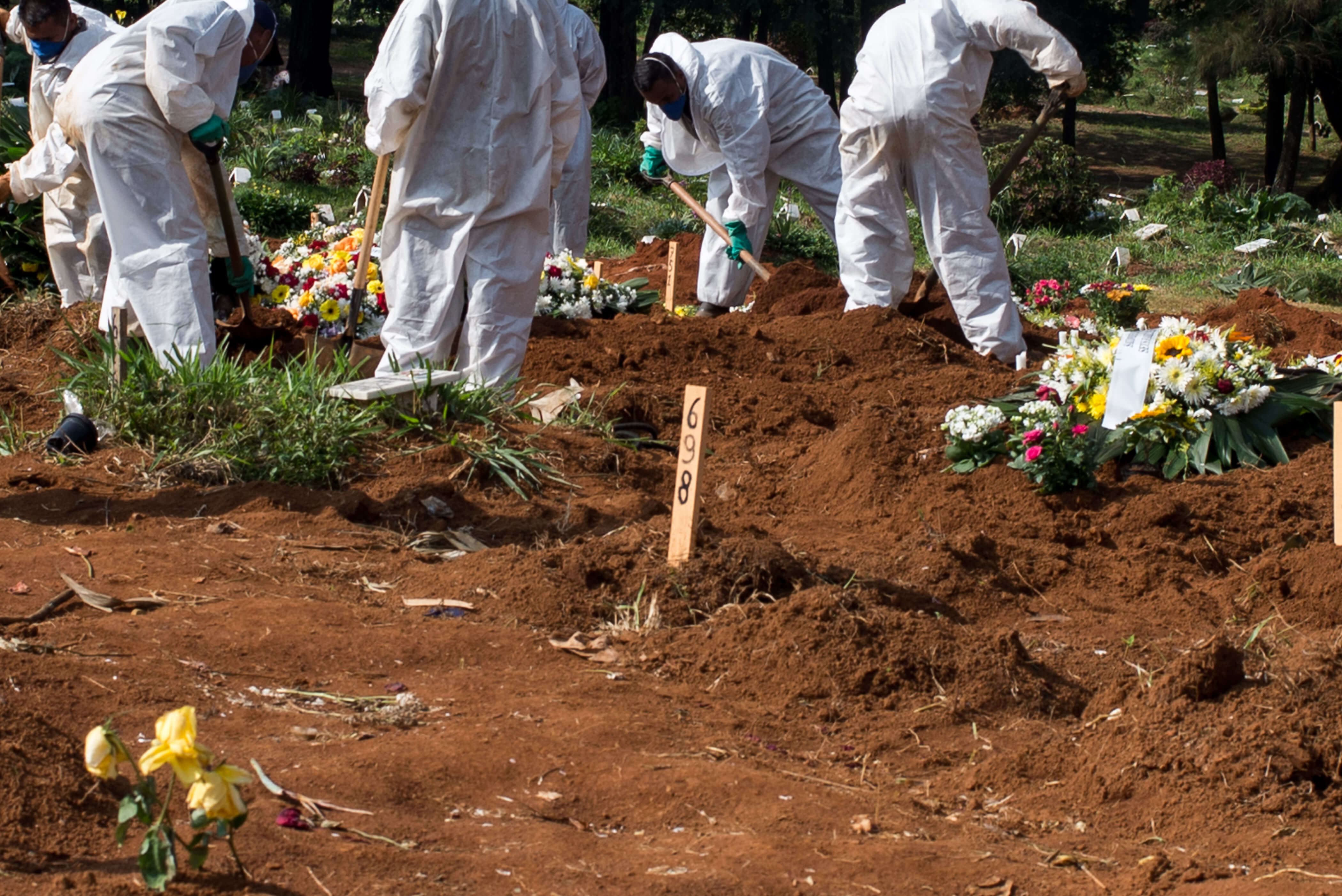 Cemitério da Vila Formosa, em São Paulo, durante pandemia da Covid-19