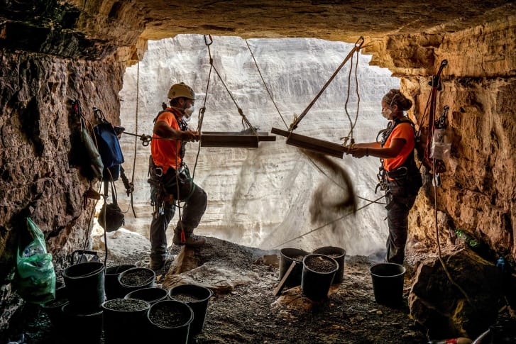 Pesquisadores trabalham dentro de caverno no deserto da Judeia 