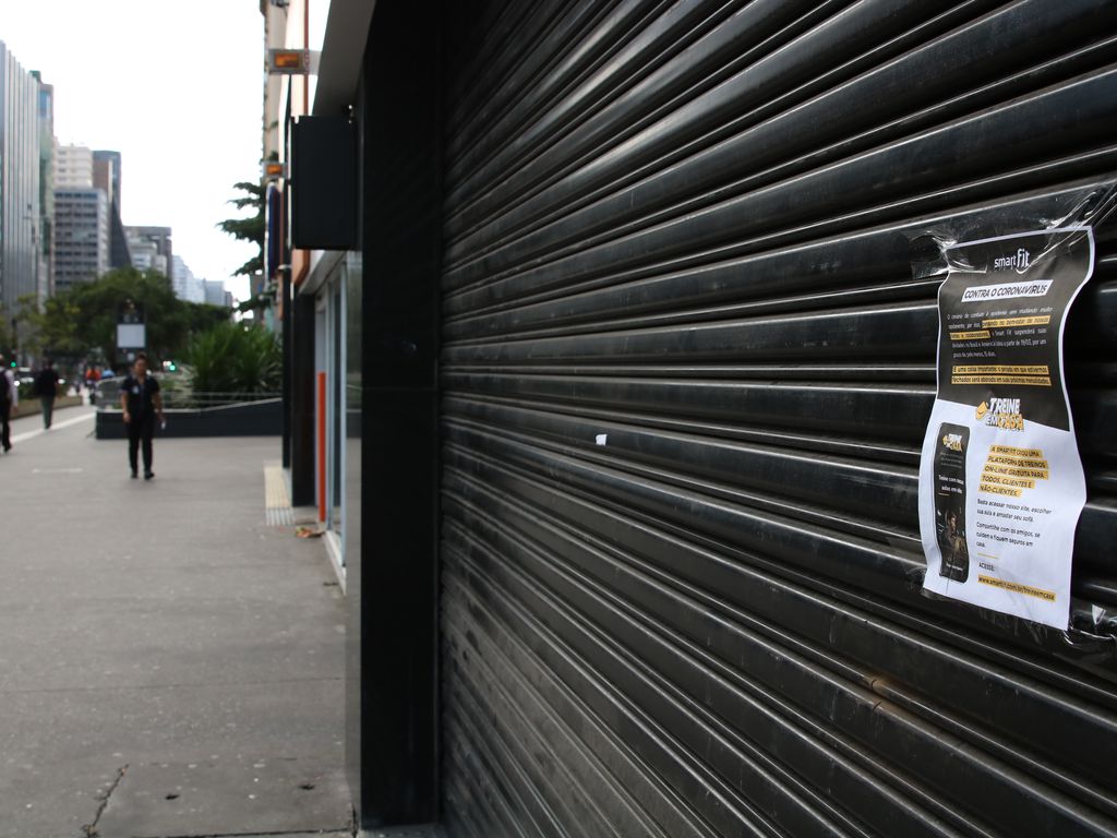 Comercio fechado na Avenida Paulista durante a quarentena