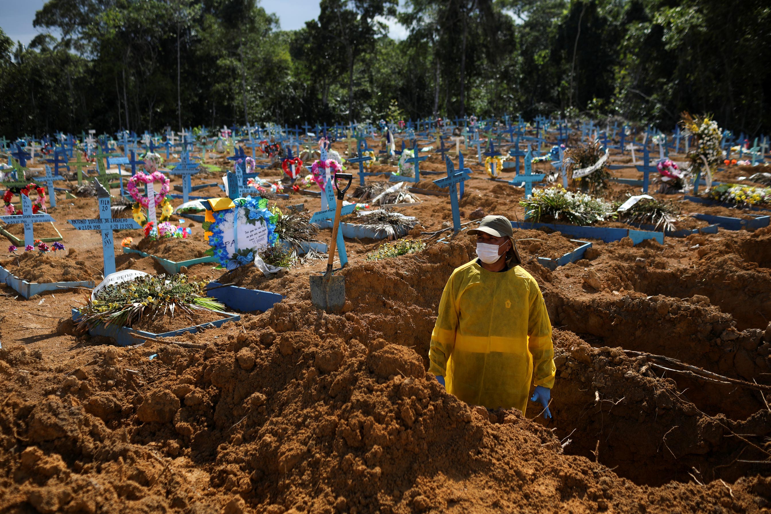 Funcionária de cemitério em Manaus durante pandemia da Covid-19