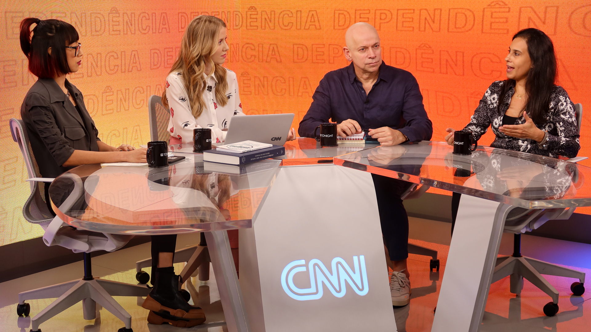 CNN Tonight, apresentado por Mari Palma, Gabriela Prioli e Leandro Karnal