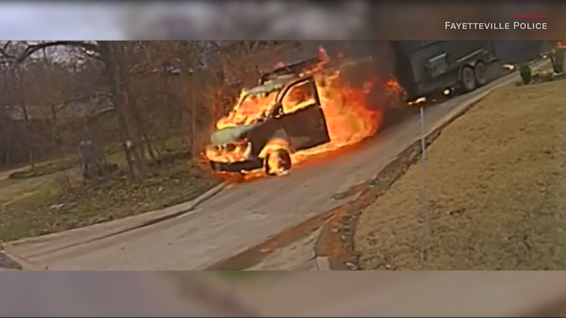 Câmera de uma viatura policial flagrou o momento em que o veículo em chamas