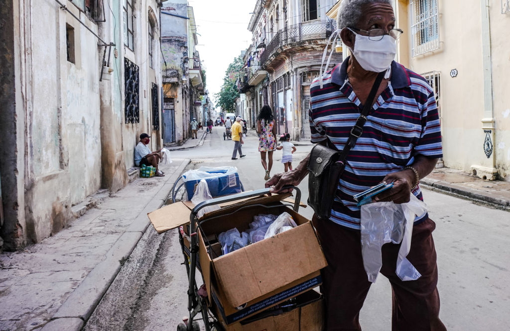 Homem faz entrega de comida em Havana