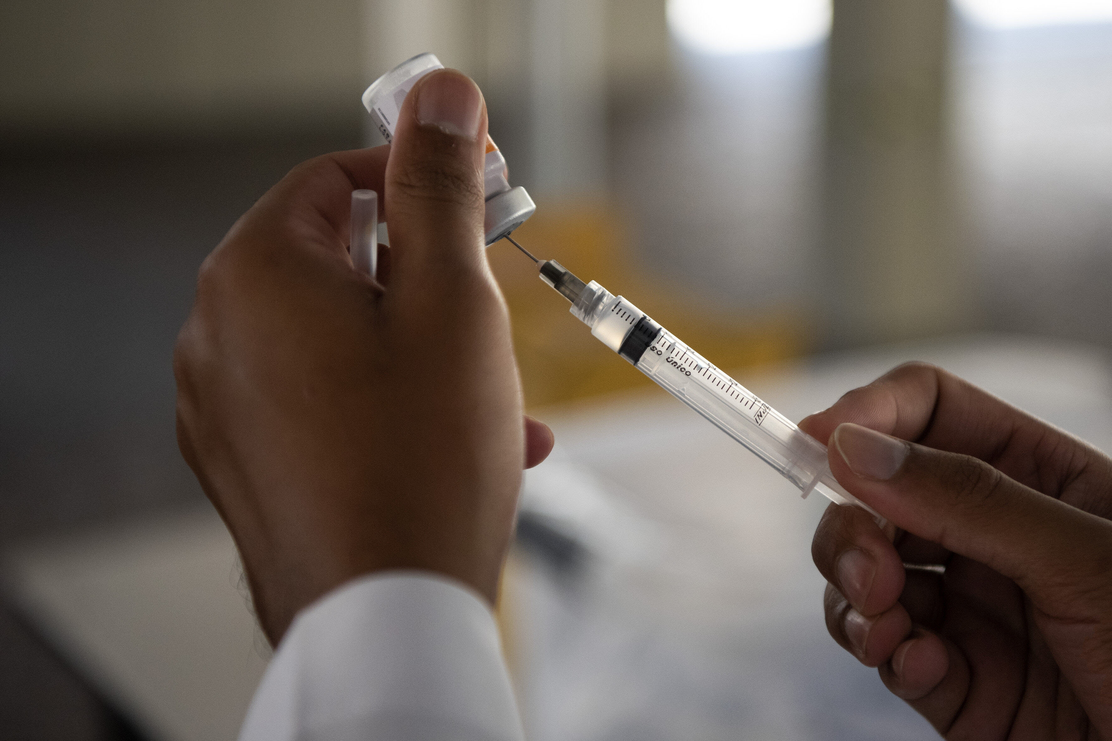 Profissional prepara vacina contra Covid-19 para aplicação no Rio de Janeiro