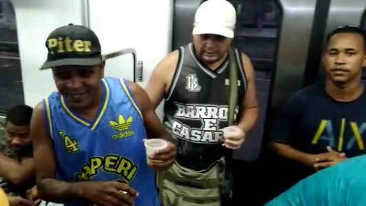Festa clandestina em vagão de trem no Rio