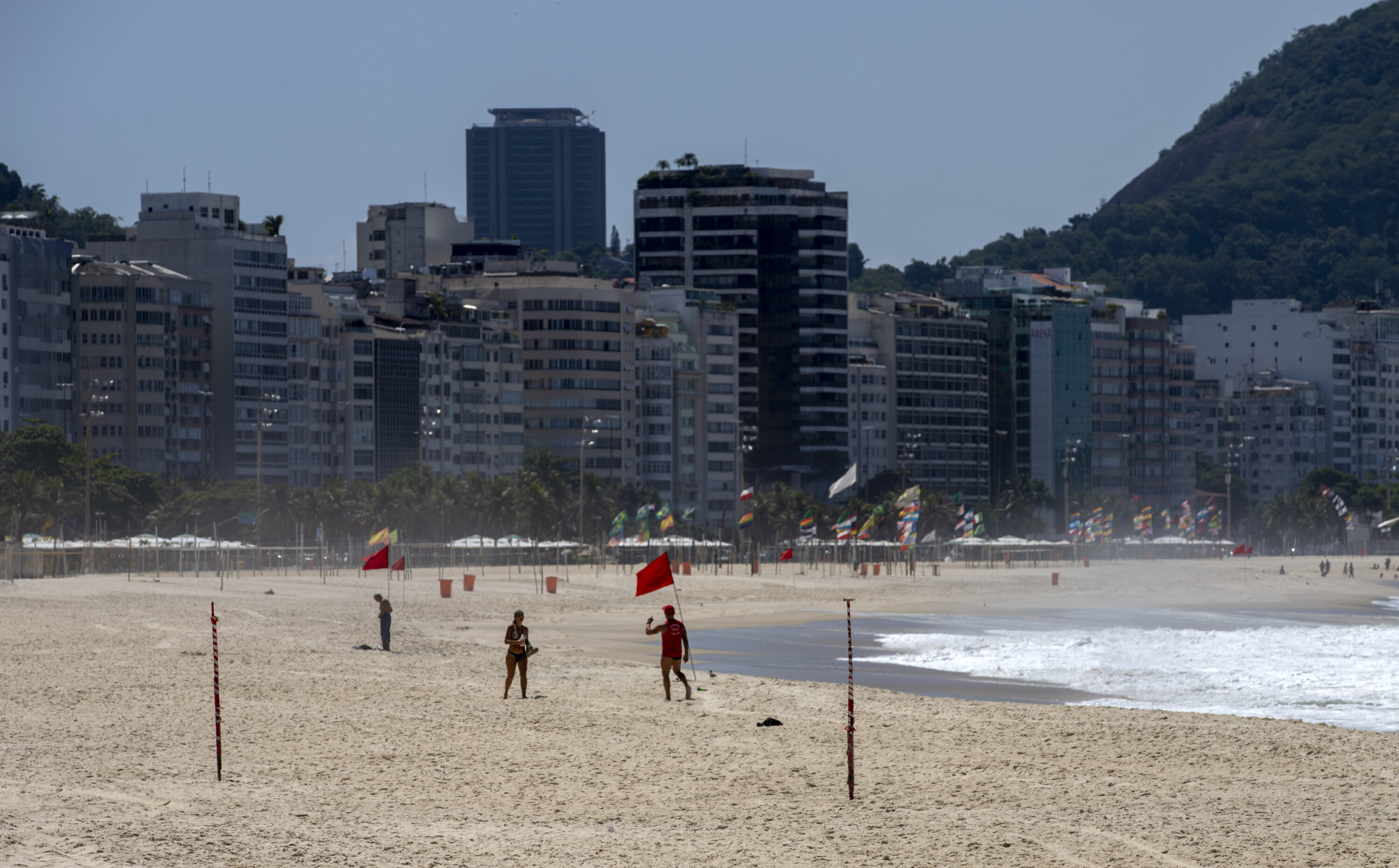 Praia de Copacabana vista vazia neste sábado (20)