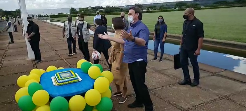 O presidente Jair Bolsonaro recebeu um bolo de apoiadores neste domingo (21)