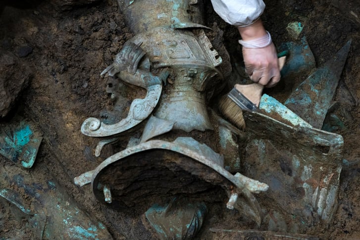 Um arqueólogo trabalha desenterrando relíquias na China