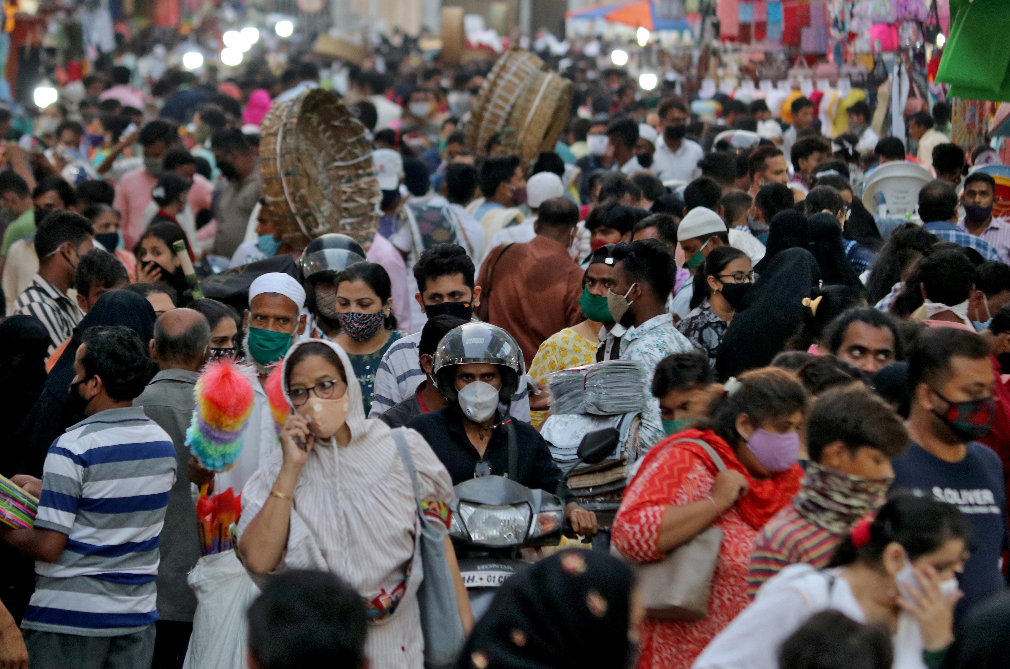 Mercado lotado em Mumbai, na Índia, durante pandemia de Covid-19