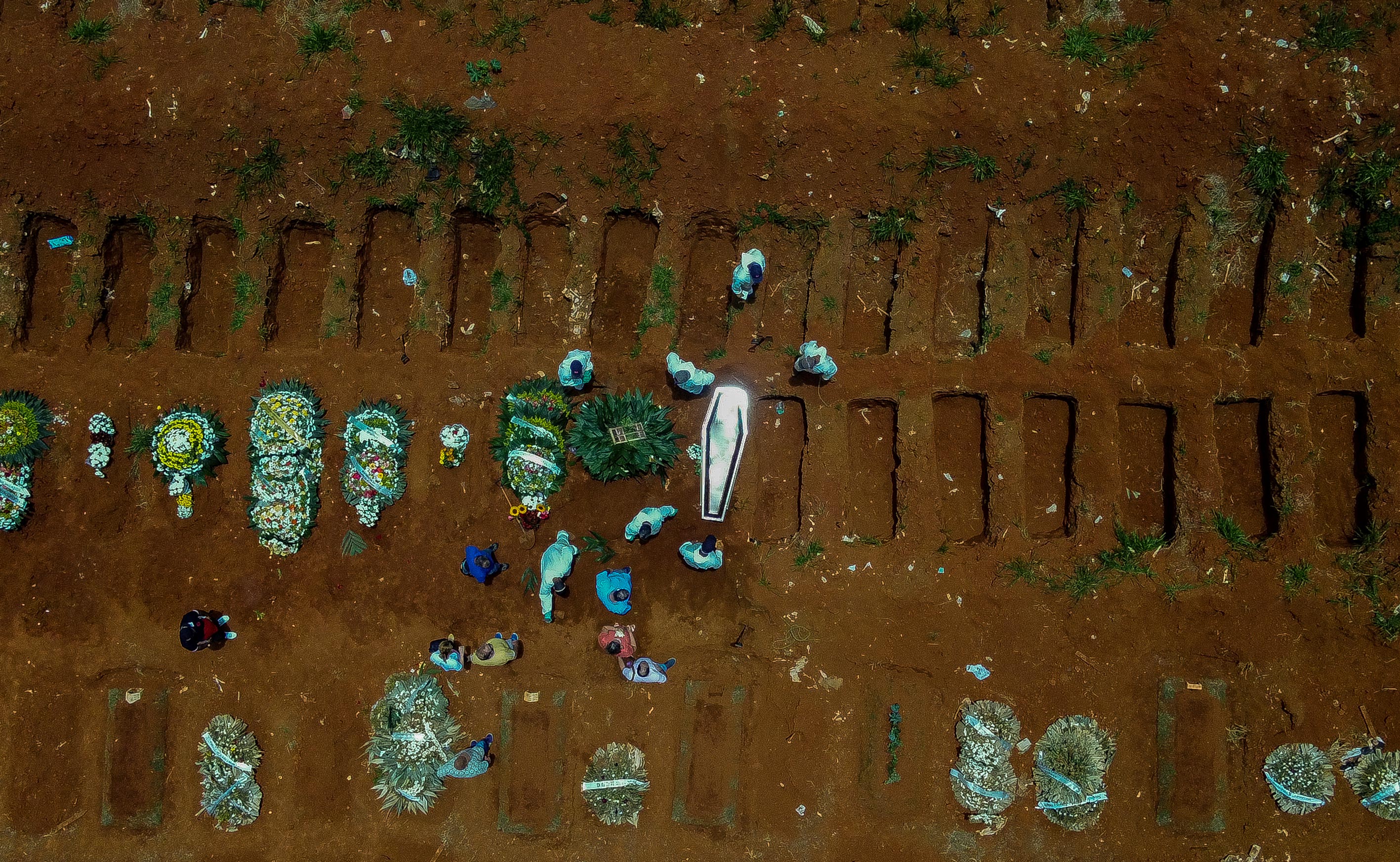 Vista aérea do cemitério da Vila Formosa, em São Paulo, durante pandemia de Covi