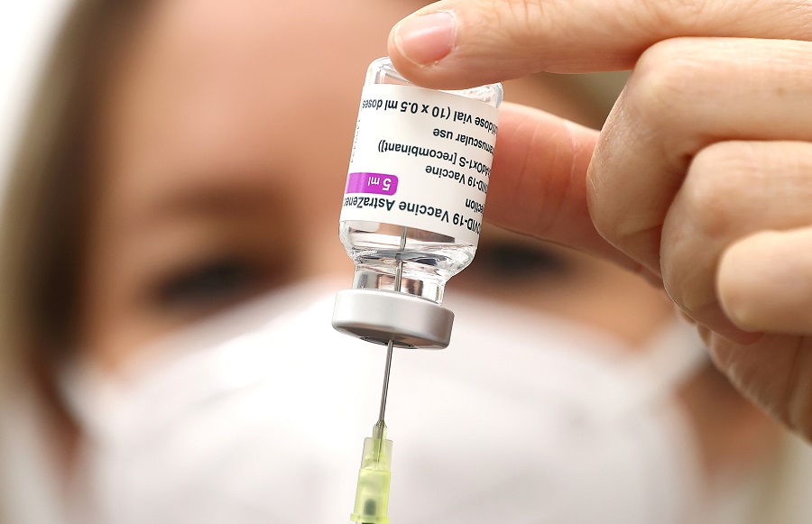 Profissional de saúde prepara dose da vacina da AstraZeneca contra Covid-19