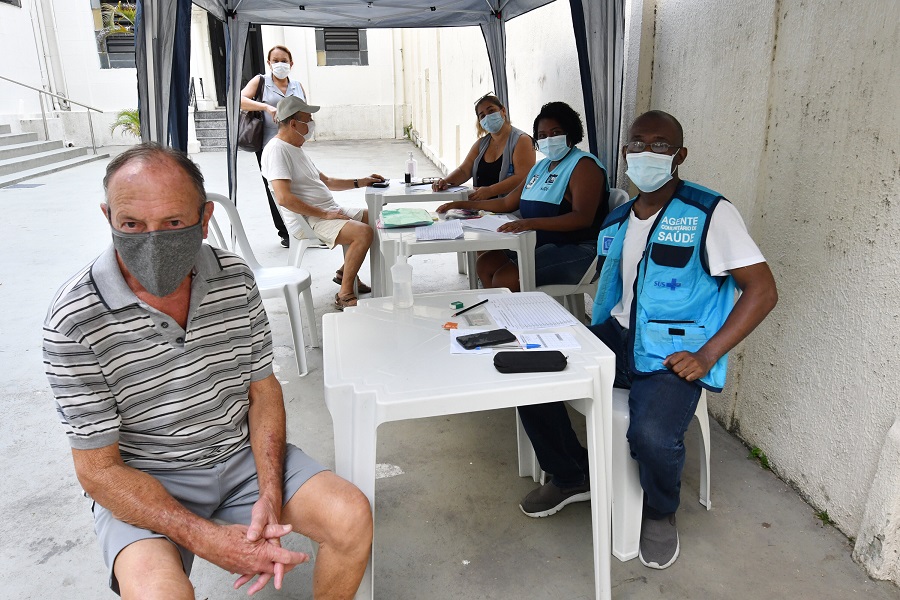 Idosos se preparam para a vacinação no Rio de Janeiro