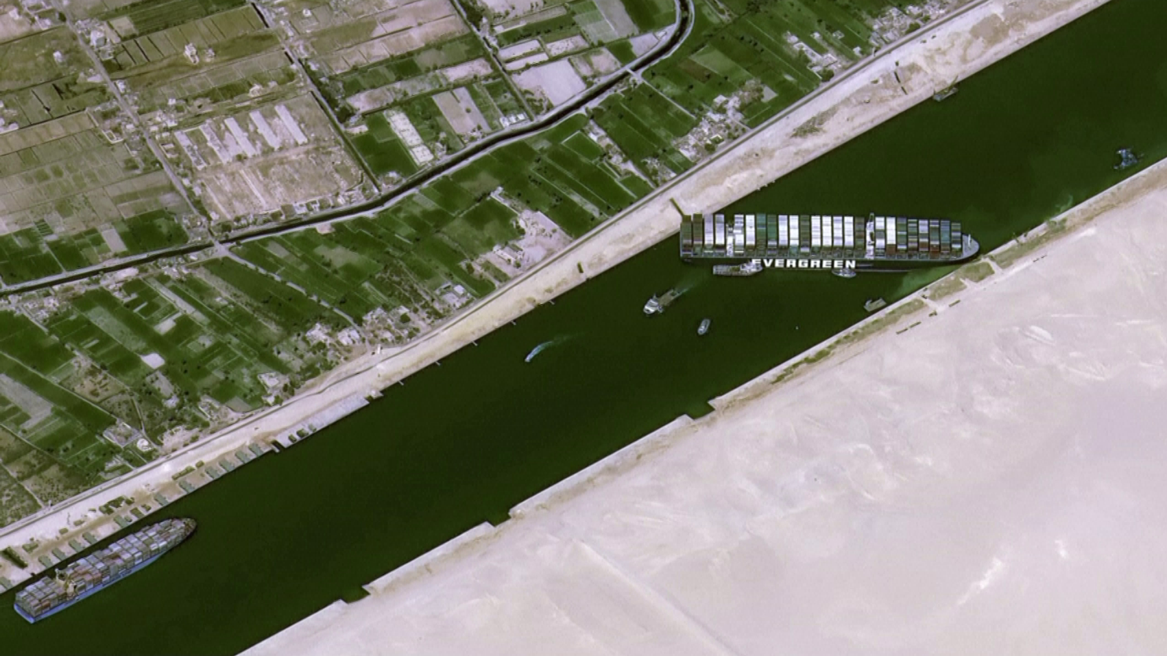 Imagem de satélite do Ever Given, navio encalhado no Canal de Suez