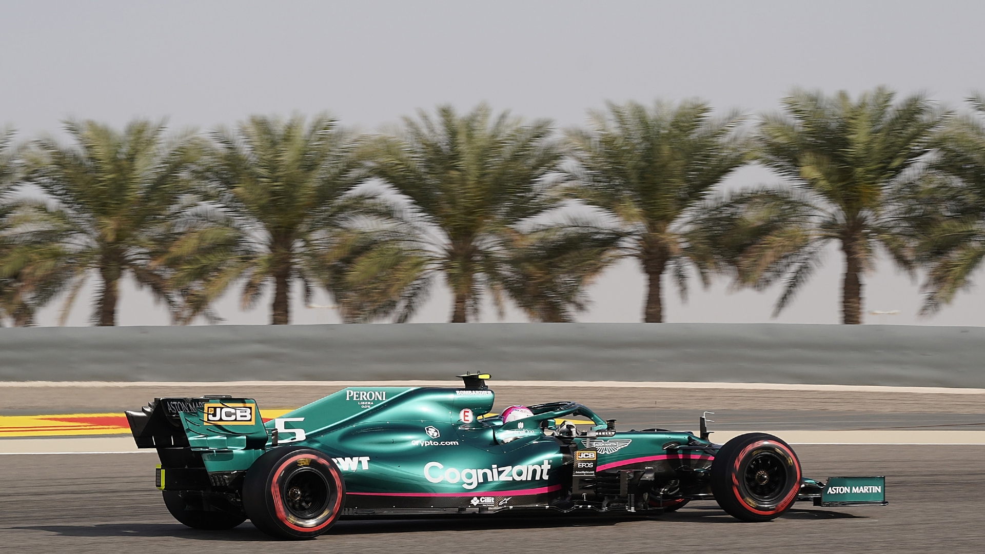 Sebastian Vettel dirige carro da Aston Martin em treino livre do GP do Bahrein