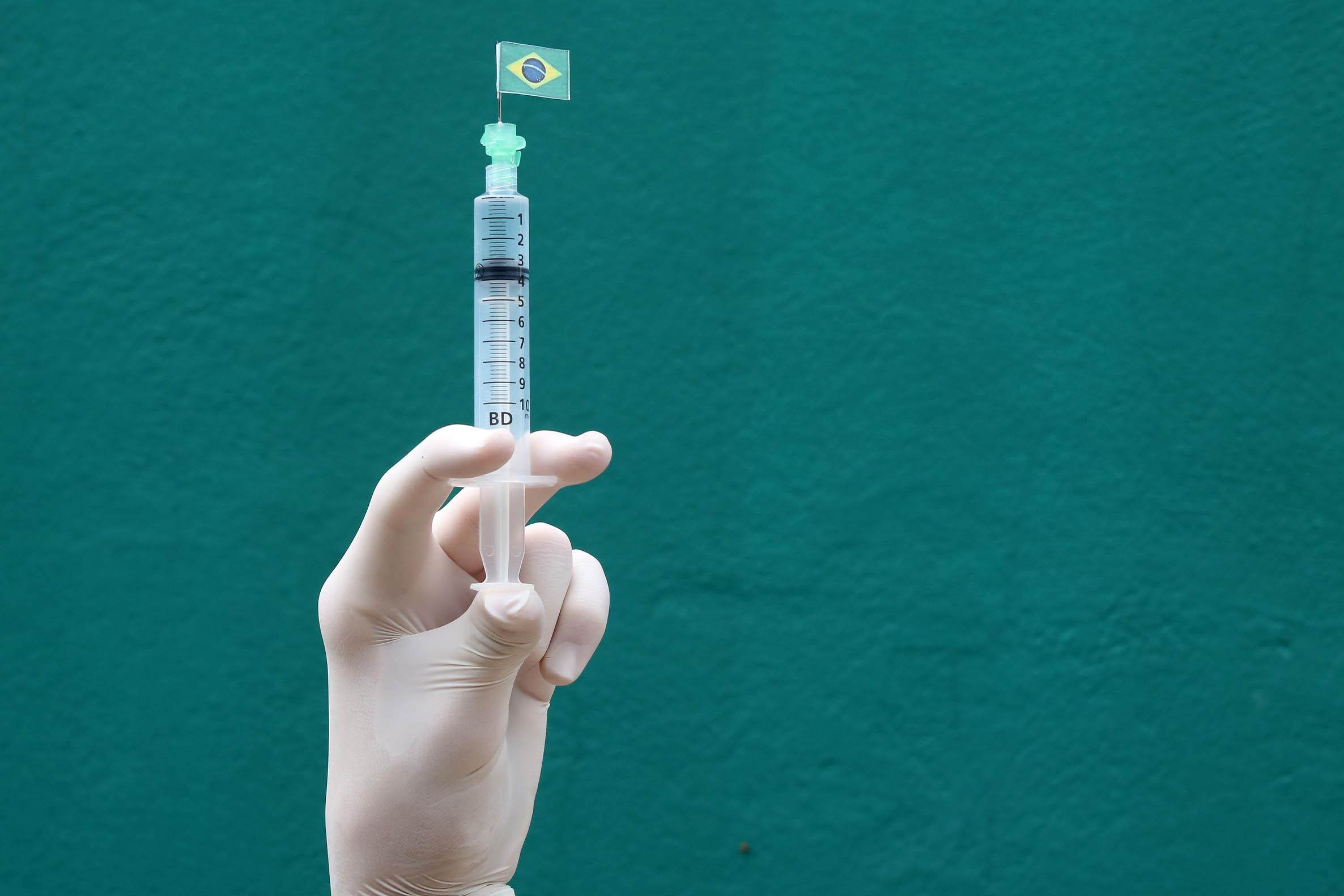 Ilustração de vacina contra Covid-19 desenvolvida no Brasil