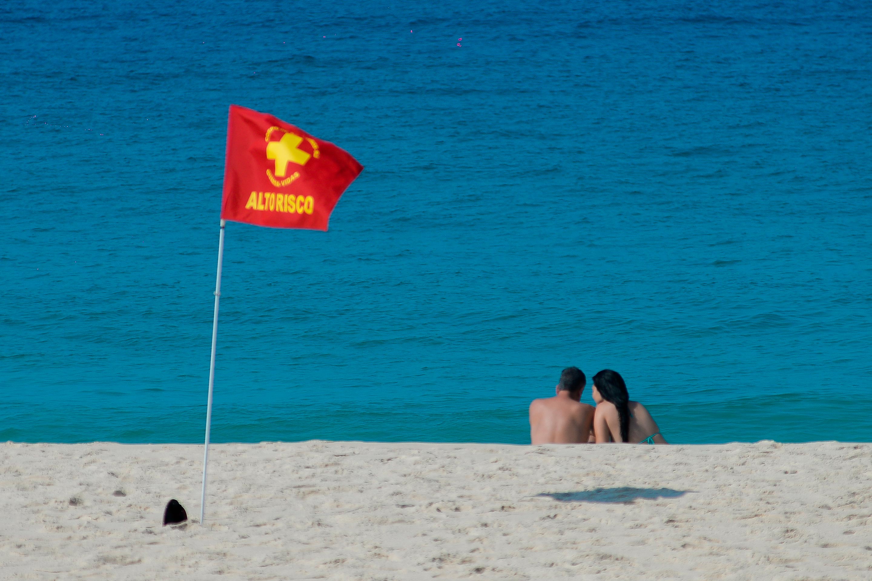 Movimentação na praia do Arpoador, no Rio de Janeiro