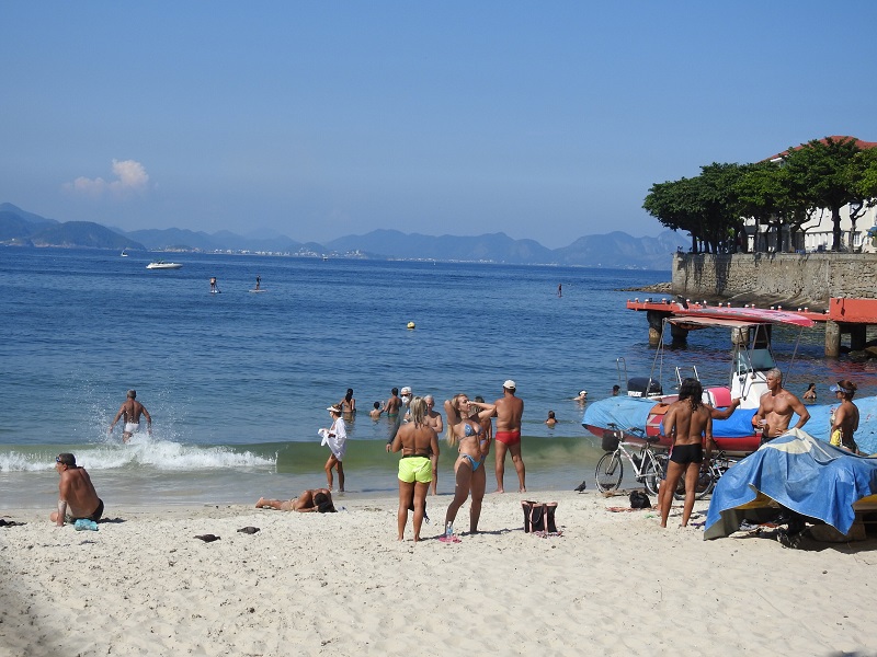 Movimentação de banhistas na orla e na praia de Copacabana, na zona sul do Rio d