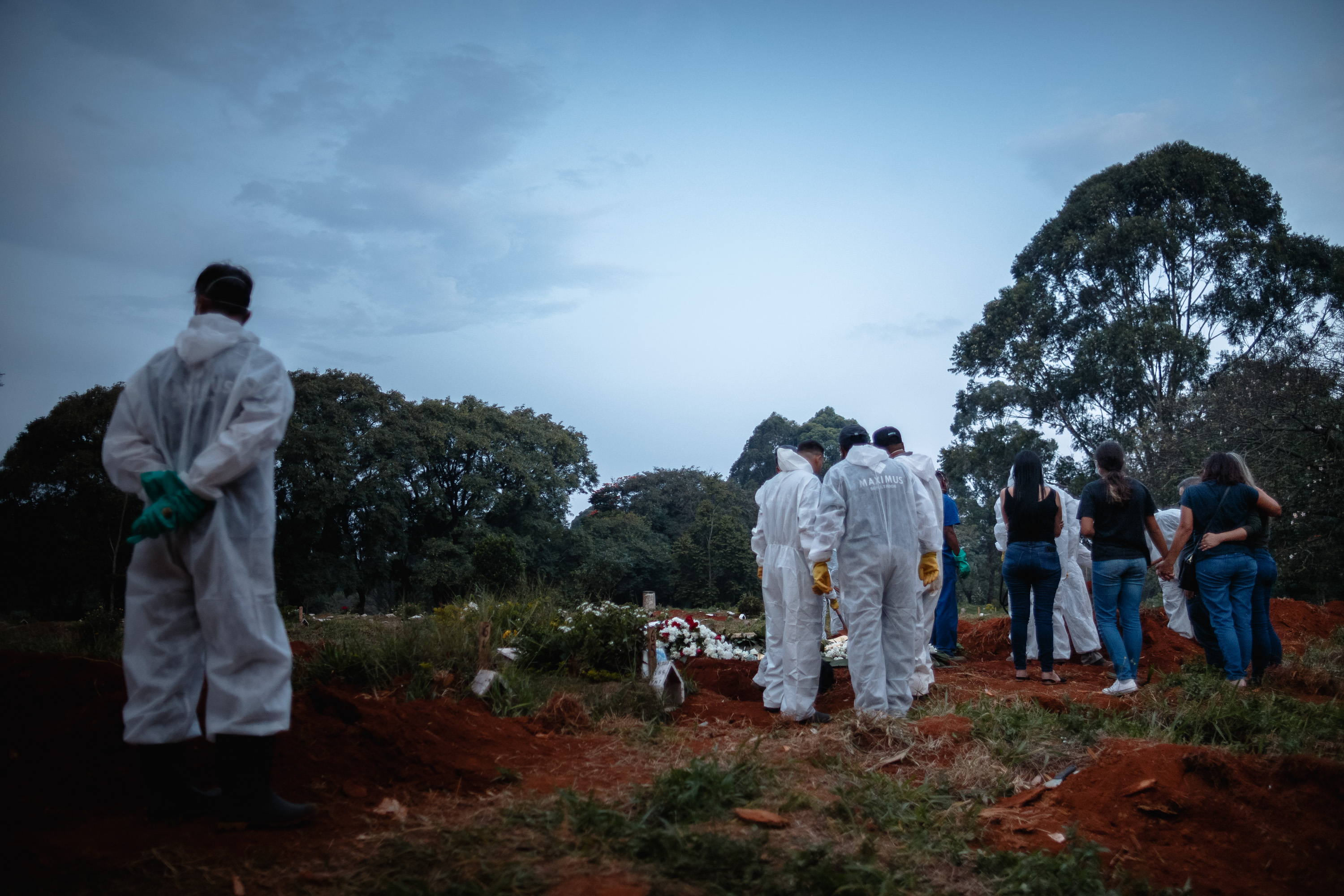 Enterro no cemitério da Vila Formosa, em São Paulo, durante pandemia da Covid-19