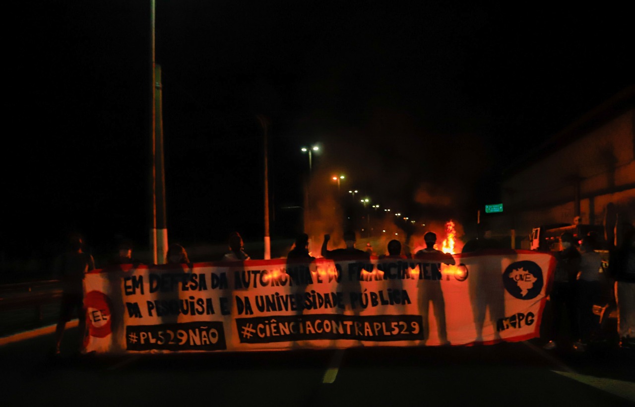 Manifestantes seguram cartazes contra o Projeto de Lei 529 de 2020