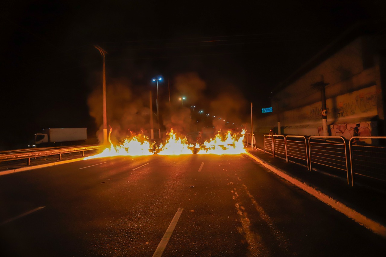 Manifestantes atearam fogo em uma das pistas da Avenida Radial Leste