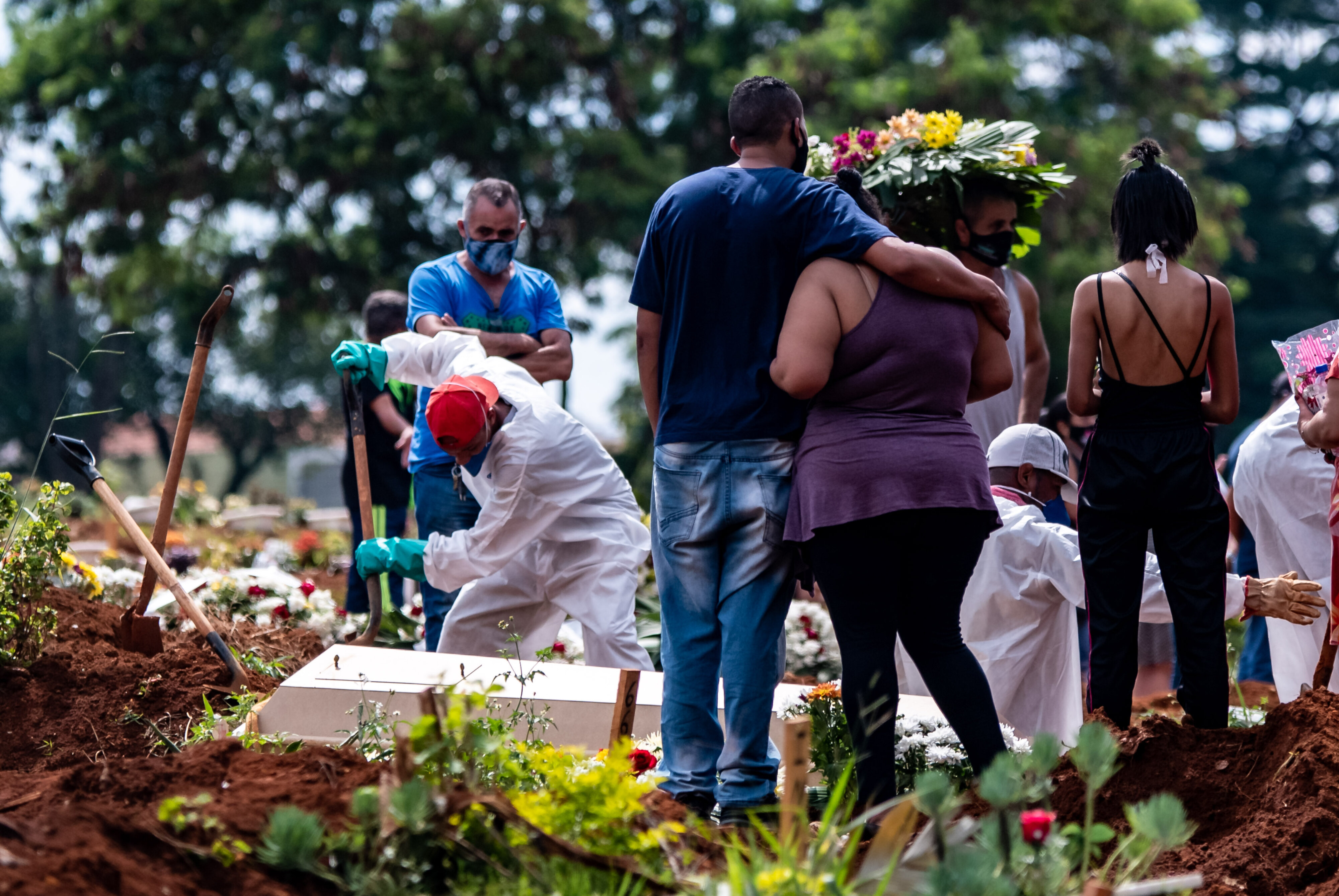 Enterro de vítima da Covid-19 no cemitério da Vila Formosa, em São Paulo