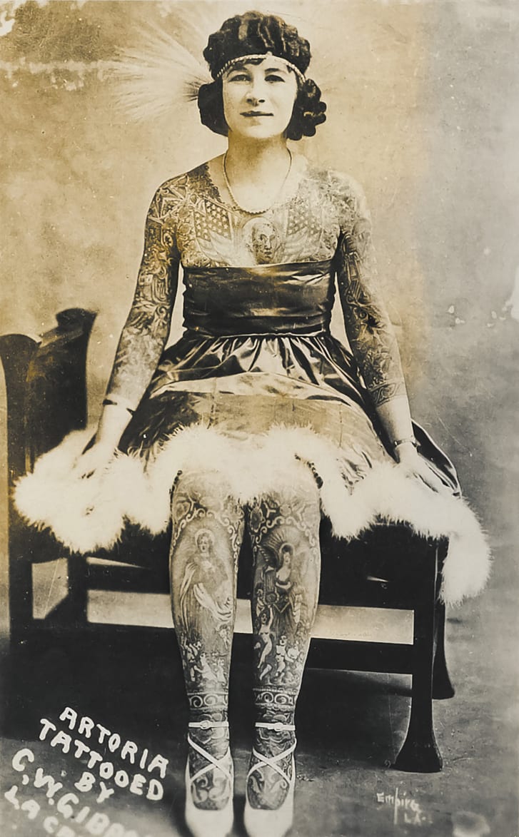 Fotografia antiga de mulher tatuada 