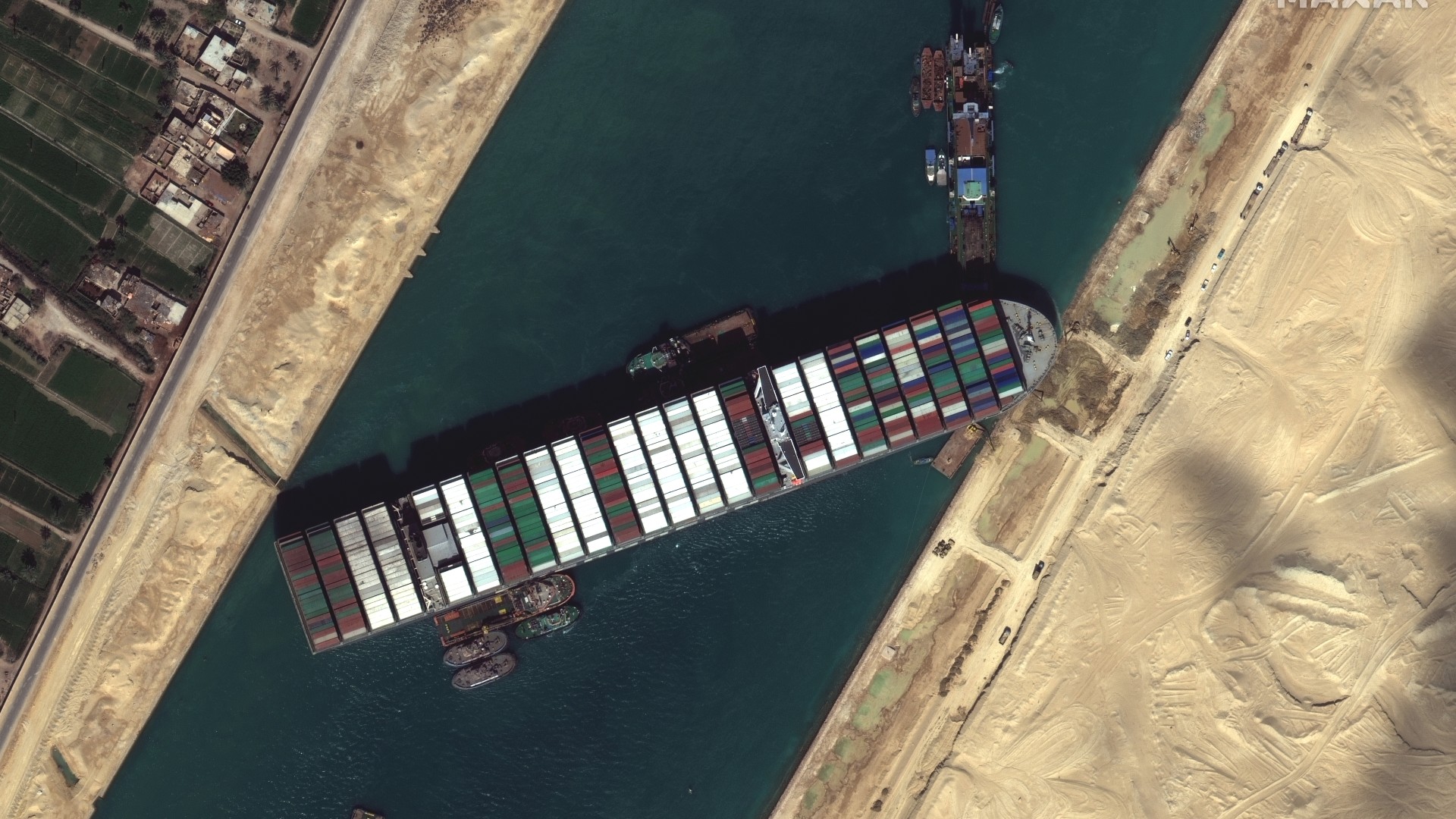 Navio cargueiro Ever Given travou completamente a passagem pelo Canal de Suez