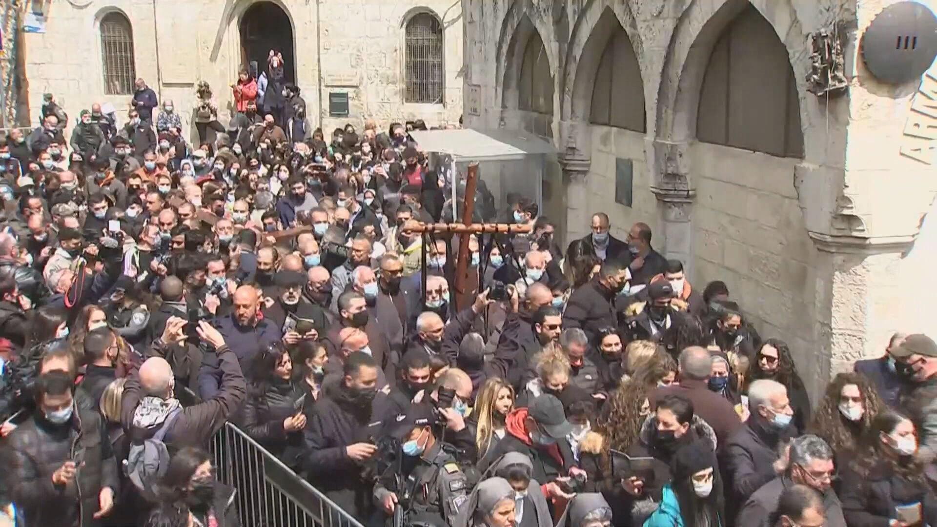 Centenas de cristãos se aglomeraram durante a tradicional procissão