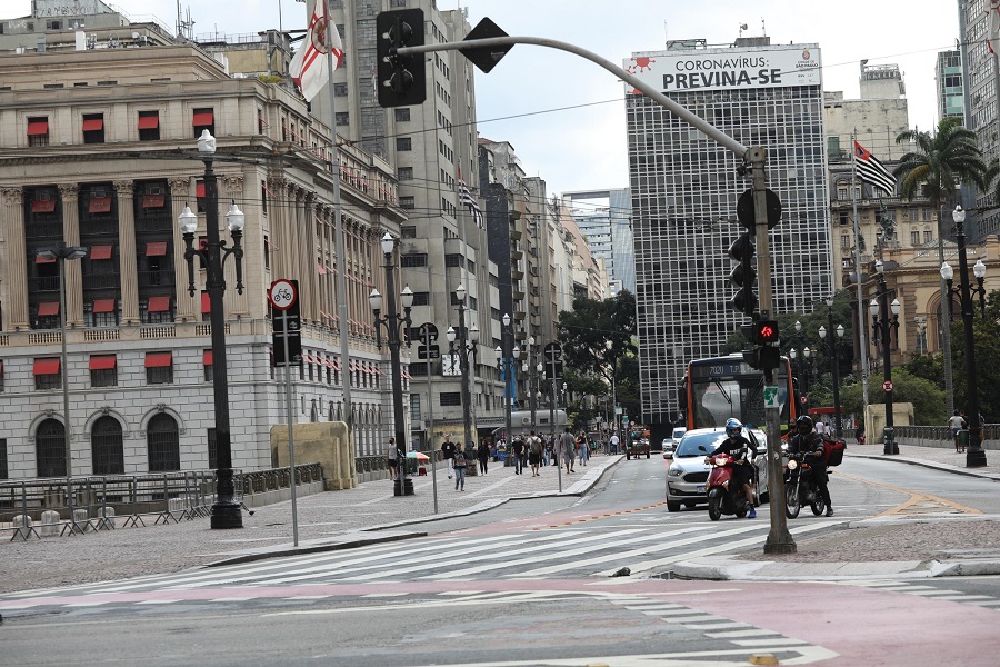 Movimentação de pedestres no Viaduto do Chá em São Paulo (SP)