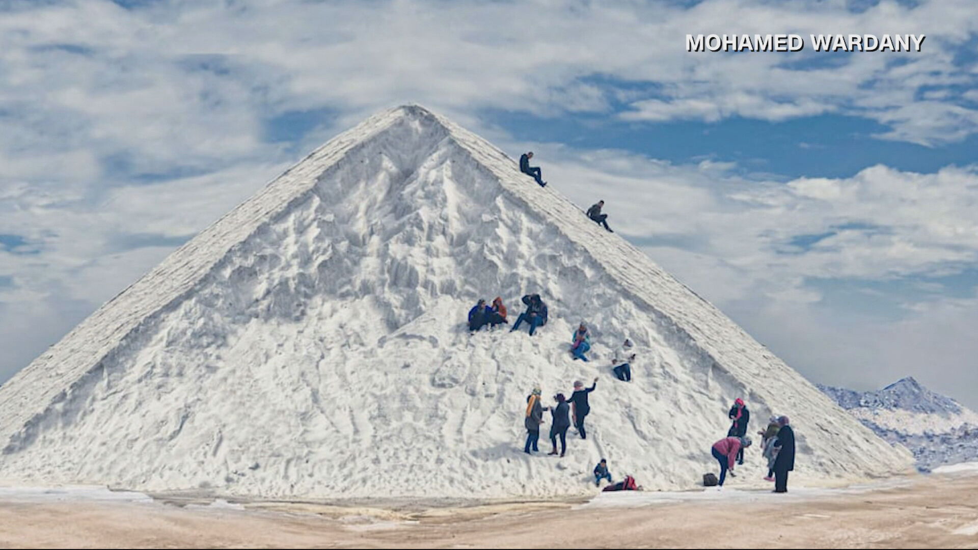 Turistas e moradores aproveitaram montanhas de sal como se fossem de neve