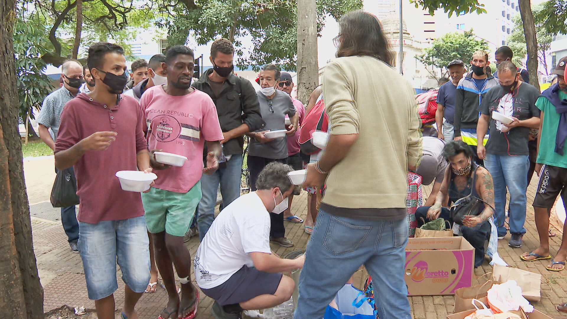 Voluntários se organizam para distribuir refeições em São Paulo (02.abr.2021)