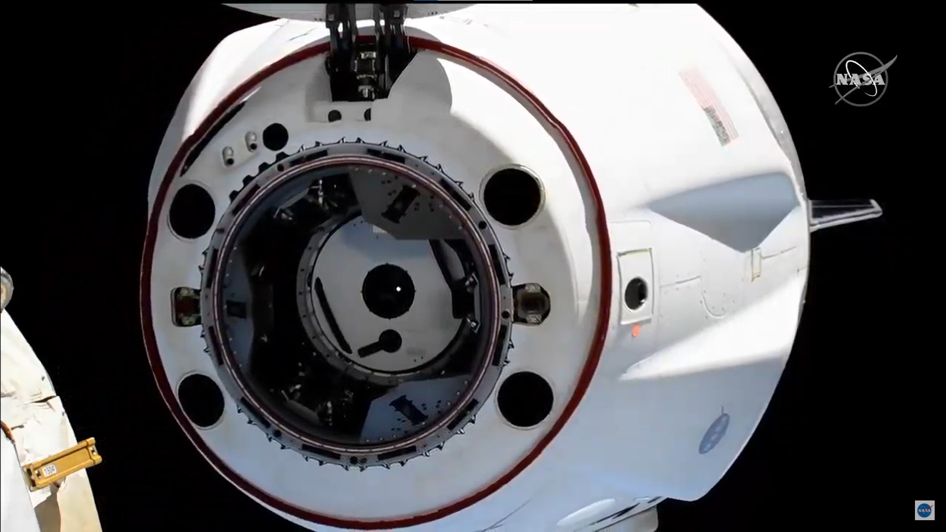 Astronautas trocam porta em que a nave da SpaceX se acopla à ISS