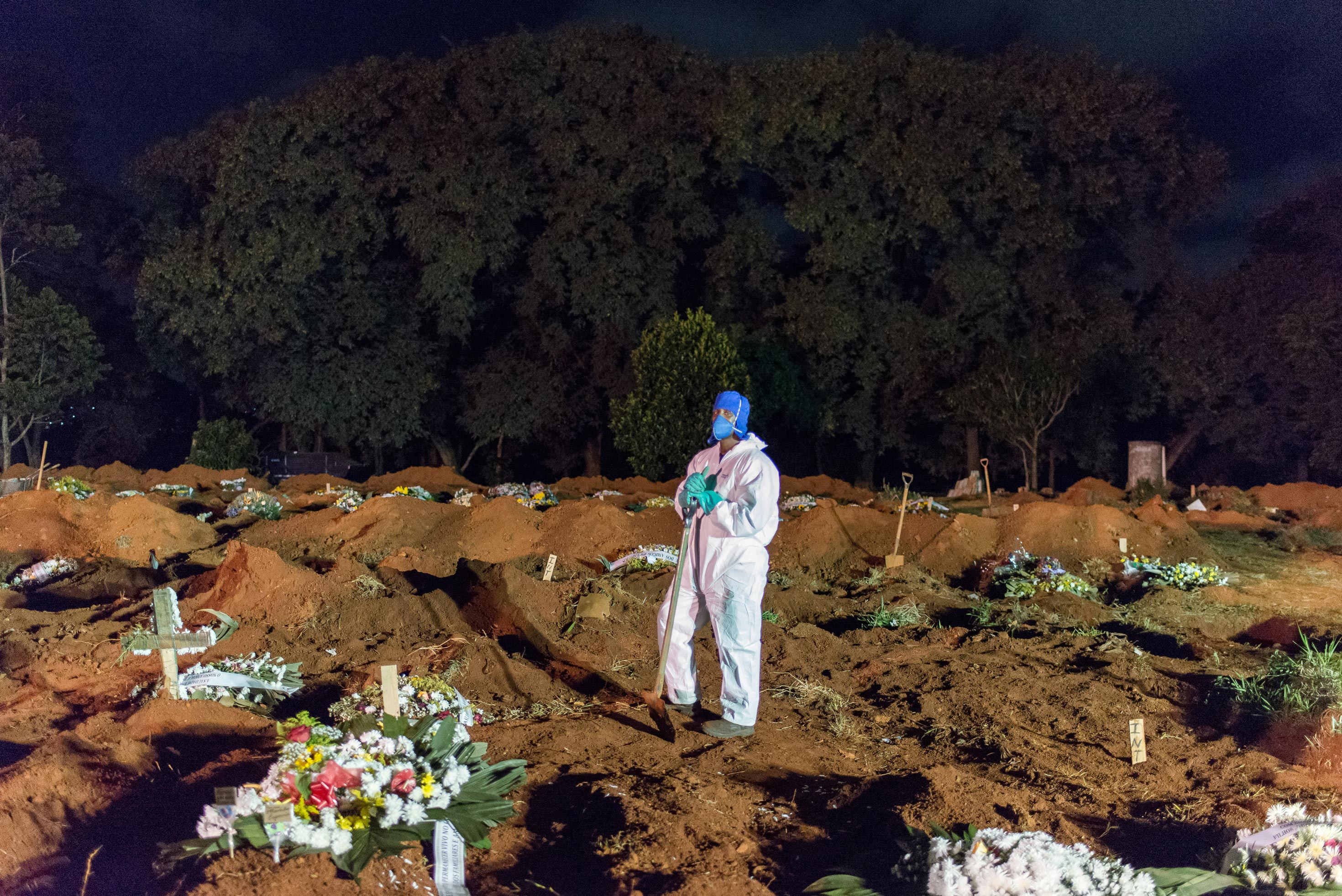 Coveiro com traje de proteção no cemitério da Vila Formosa, em São Paulo