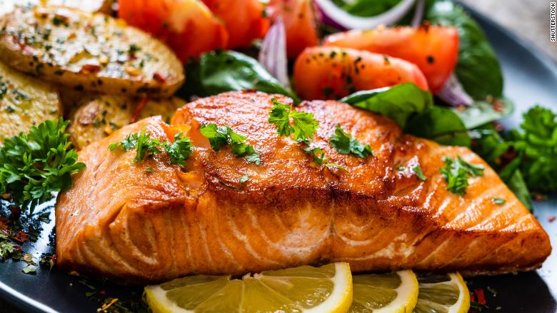 o salmão está entre os alimentos que ajudam a reduzir o stress