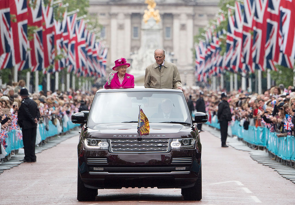 Philip participa com Elizabeth II das celebrações do 90º aniversário da monarca